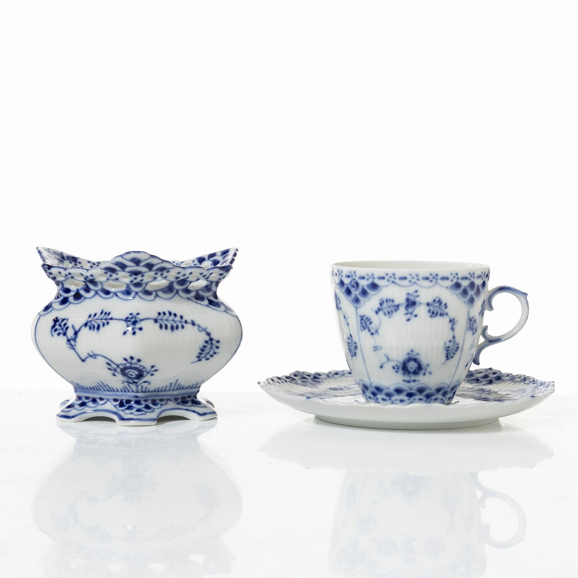 Royal Copenhagen service 49 pieces "Musselmalet", fully decorated in blue.