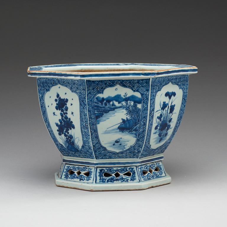 A blue and white flower pot, Qing dynasty, late Qianlong (1736-95).