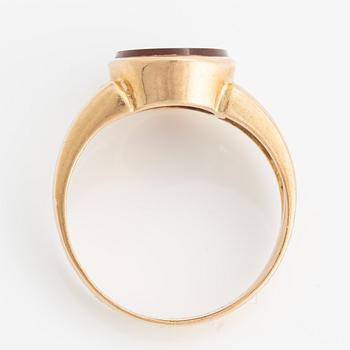 Klackring. 18K guld med slät karneol.