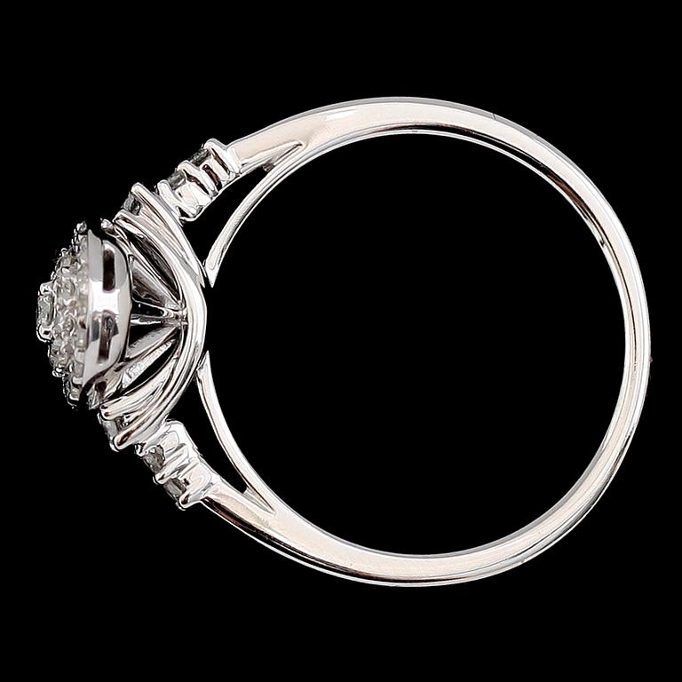 RING, 14K vitguld, diamanter tot ca 0.28 ct. Vikt ca 3 g.