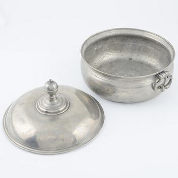 Gustaf Henning Pschorn, terrin / grötskål med lock, tenn, Stockholm (1752-1772).