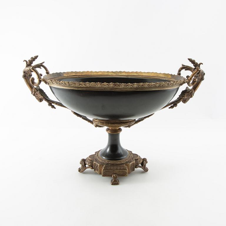 Bowl on foot Louis XVI style, first half of the 20th century.