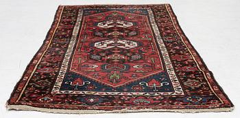 An Oriental rug, approx. 200 x 105 cm.