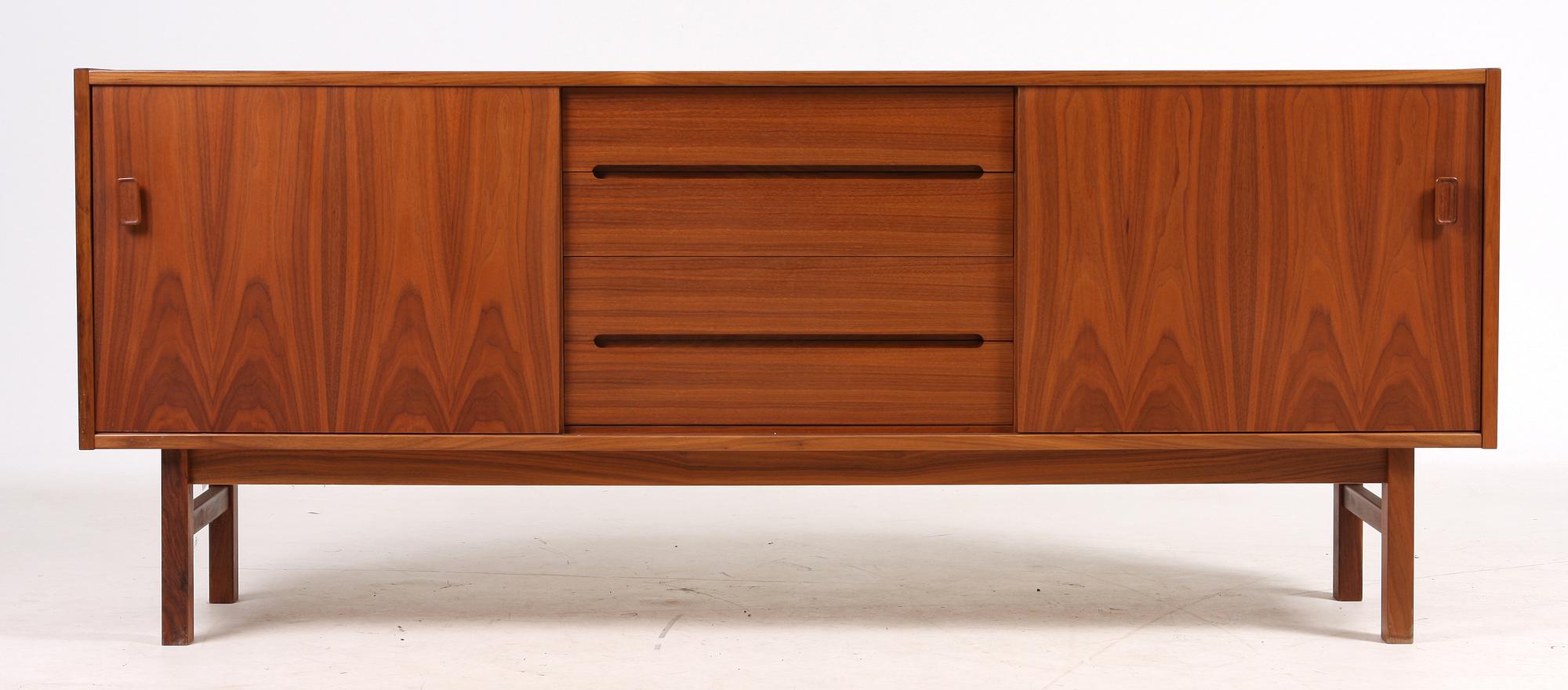SIDEBOARD, "Arild", Nils Jonsson för Troeds, Bjärnum, 1900-talets tredje kvartal.