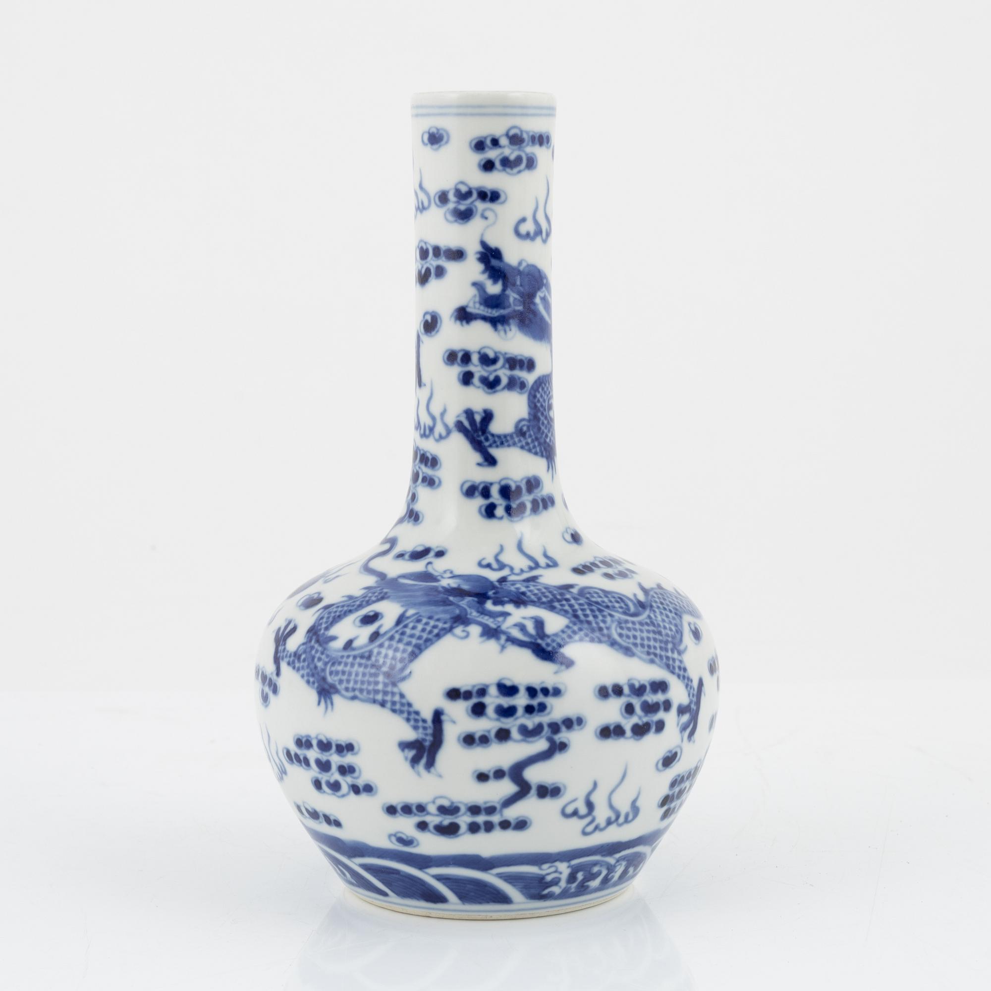 A blue and white dragon vase, late Qing dynasty, circa 1900.
