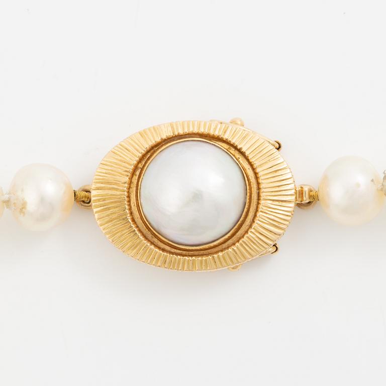 Necklace of cultured pearls with a cultured mabé pearl clasp in 18K gold.