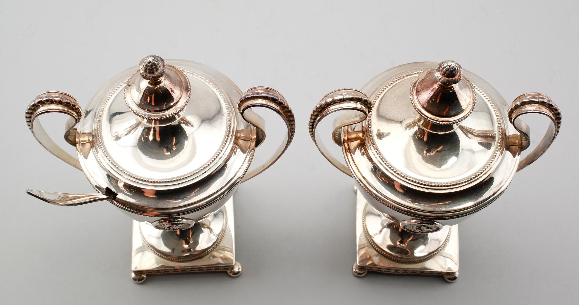 SOCKERSKÅLAR, 1 par, nysilver, 1900-talets första hälft.