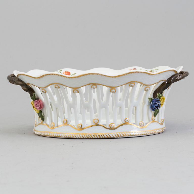 A porcelain bowl from Royal Copenhagen, Denmark, 1889-1922.