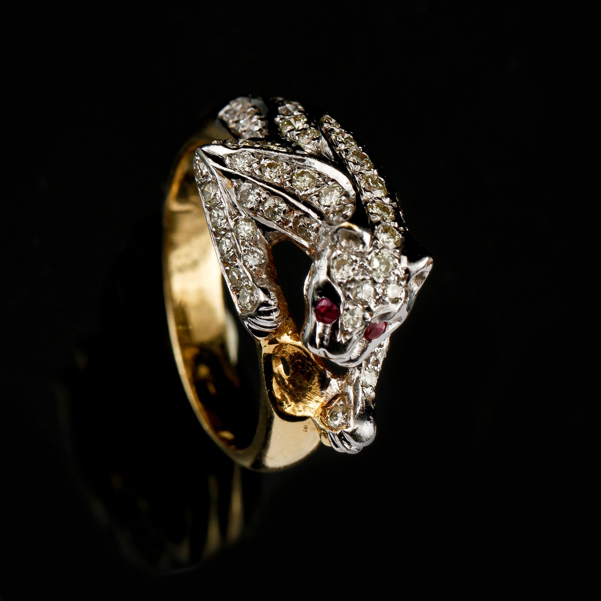 RING, 18k guld och vitguld med 2 rubiner samt 60 små briljantslipade diamanter, 1900/2000-tal. Vikt 7 g.
