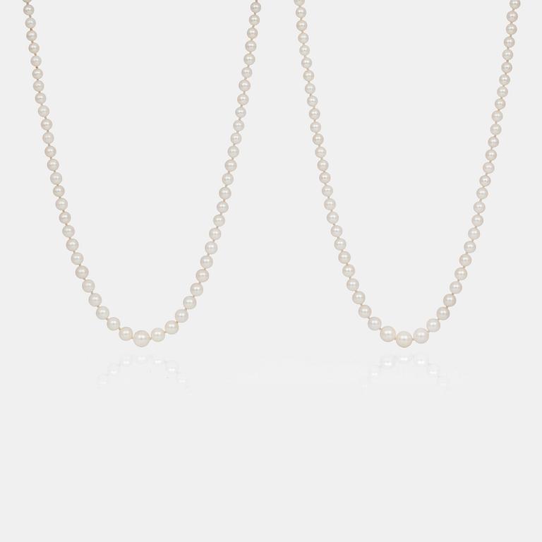 Two strands of graduated cultured pearls. Ø 3 - 7.5 mm.