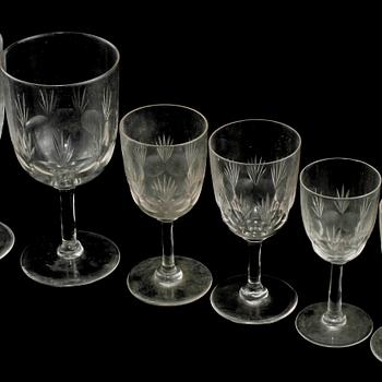 SERVISDELAR, 33 snarlika delar, glas, omkring 1900-talets mitt.