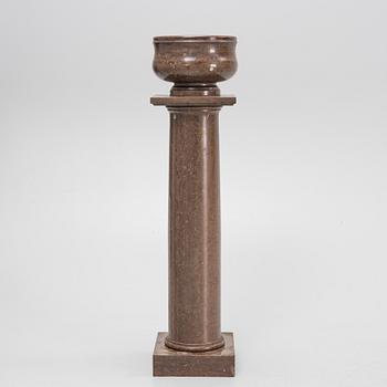 Piedestal, med ytterfoder i kalksten, omkring år 1900.