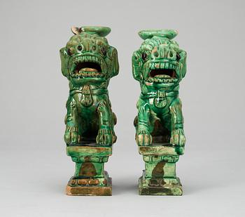 RÖKELSEHÅLLARE, ett par, lergods. Qing dynastin (1644-1914).