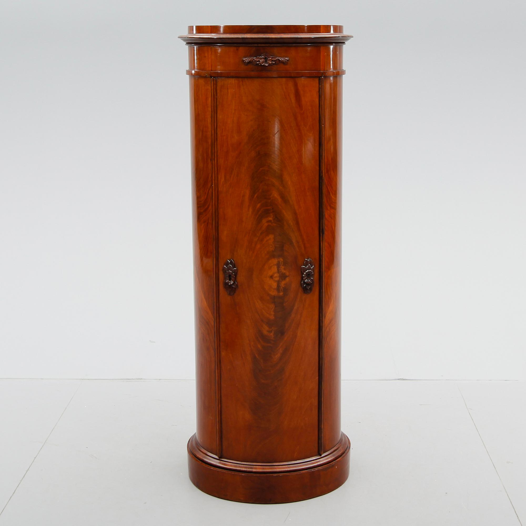 KOLONNSKÅP, senempire, 1800-talets mitt.