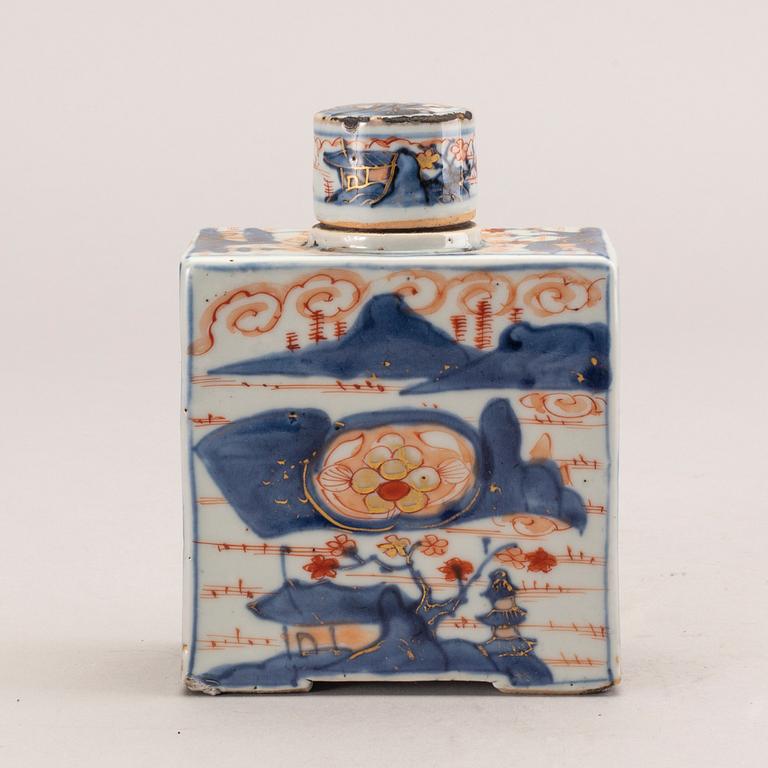 An imari tea caddy with cover, Qing dynasty, Kangxi (1662-1722).