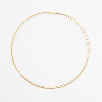 An 18K gold necklace.
