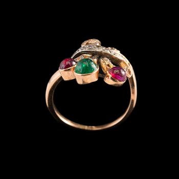 RING, smaragd, rubiner, rosenslipade diamanter. 14K guld.      Kring sekelskiftet 18/1900. Vikt 4 g.