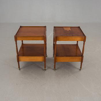 SÄNGBORD/LAMPBORD, ett par, engelsk stil, 1900-talets andra hälft.