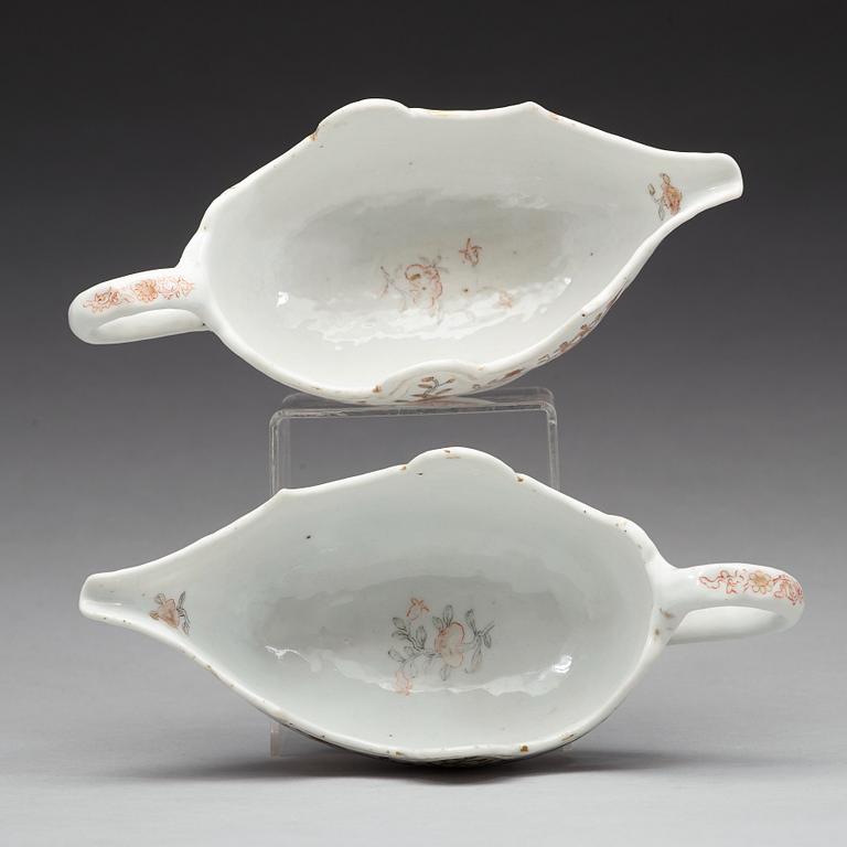 A pair of 'rouge de fer' sauce boats, Qing dynasty, Qianlong (1736-95).