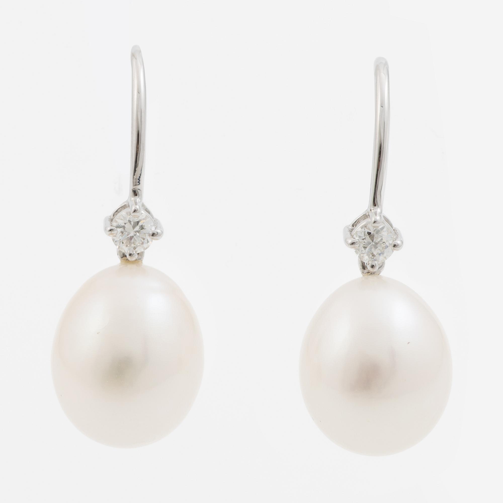 Earrings 18K white gold with cultured pearls and brilliant-cut diamonds.