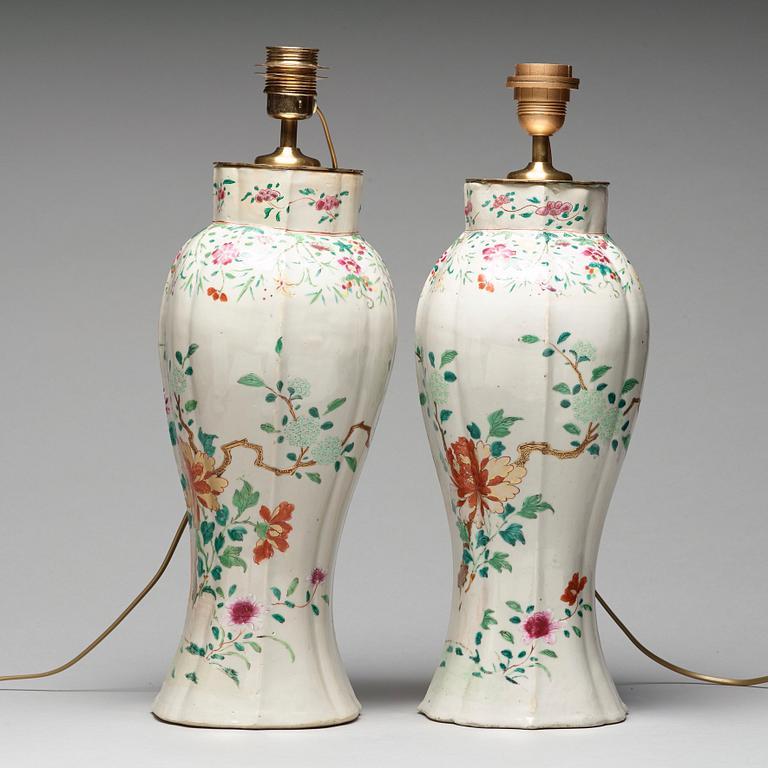 VASER, ett par, porslin. Qingdynastin, Qianlong (1736-95).
