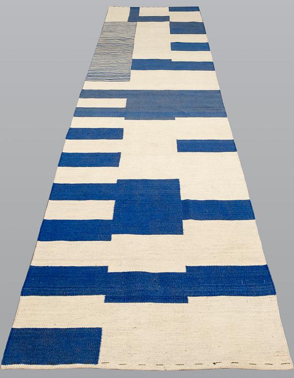 A Kilim runner, modern design, approx. 337 x 81 cm.