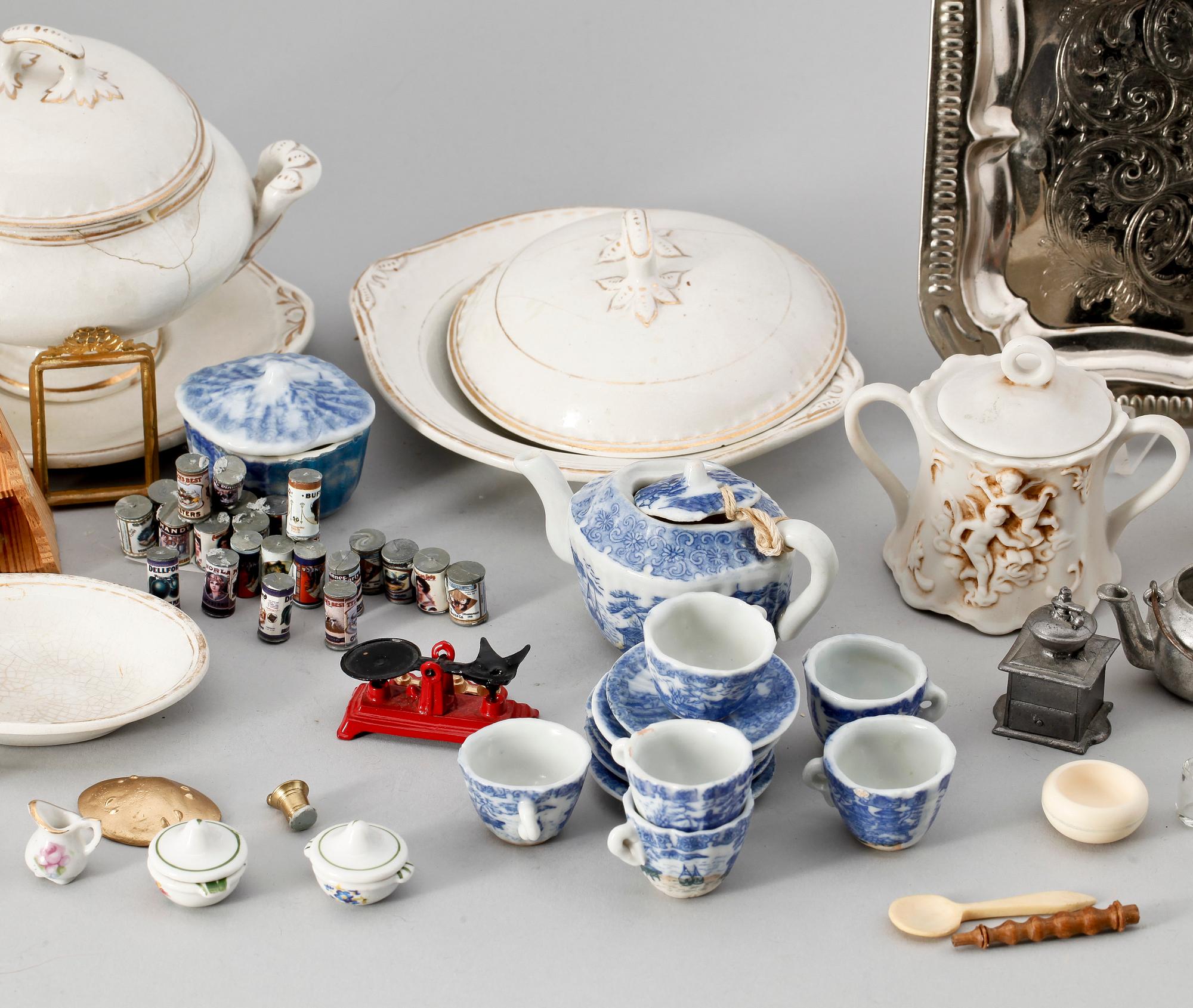 DOCKTILLBEHÖR, ca. 30 delar.