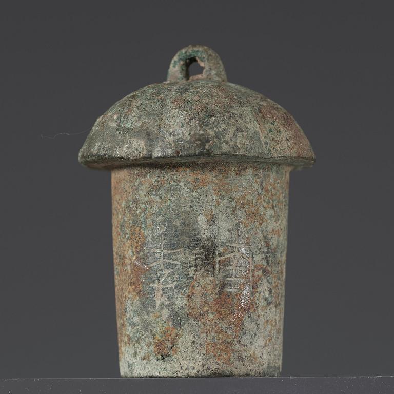 VINFLASKA med LOCK, brons. Troligen Han dynastin (206 f.Kr.-220).