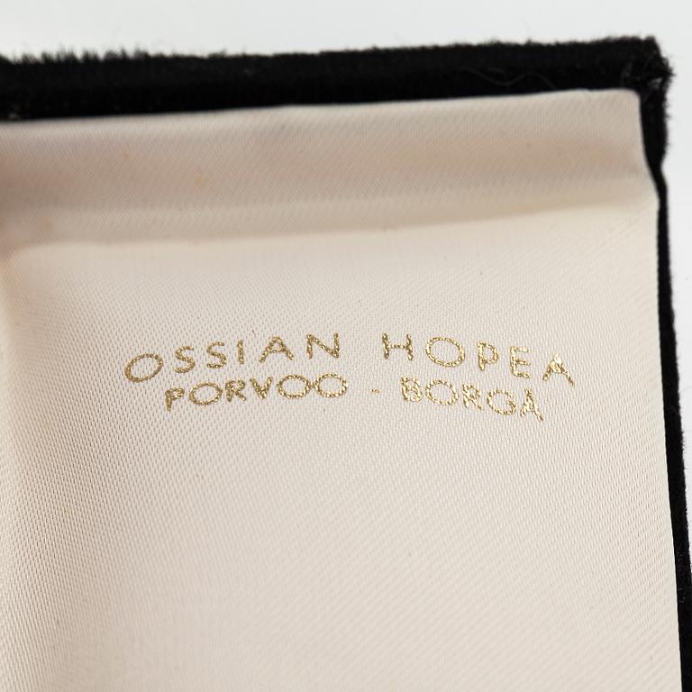 Saara Hopea, A silver collier. Ossian Hopea, Porvoo 1989.