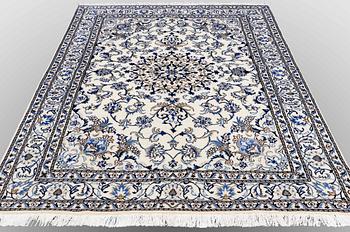 A carpat, Nain part silk, ca 238 x 152 cm.