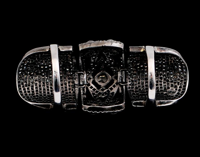 RING, silver och mörkrodierat guld, rosenslipade diamanter. Vikt ca 15 g.