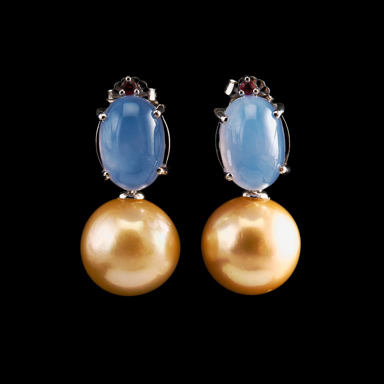 A PAIR OF EARRINGS, south sea golden pearls 13,3 mm, rubies 0.08 ct, blue chalcedony 10.48 ct.