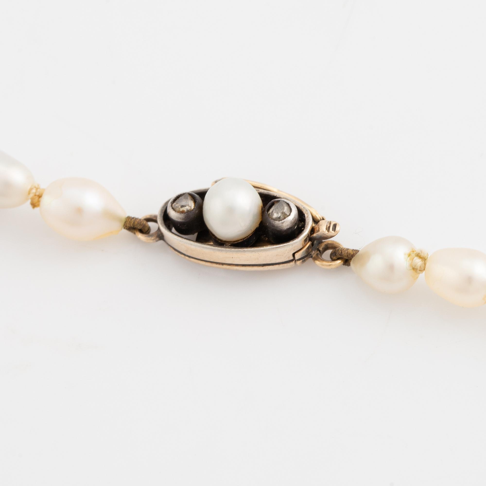 Pearl necklace, with graduated pearls.