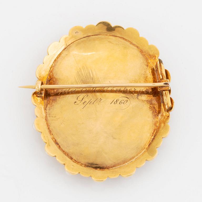 Miniatyrporträtt/brosch 18K guld med emaljdekor och pärlor.