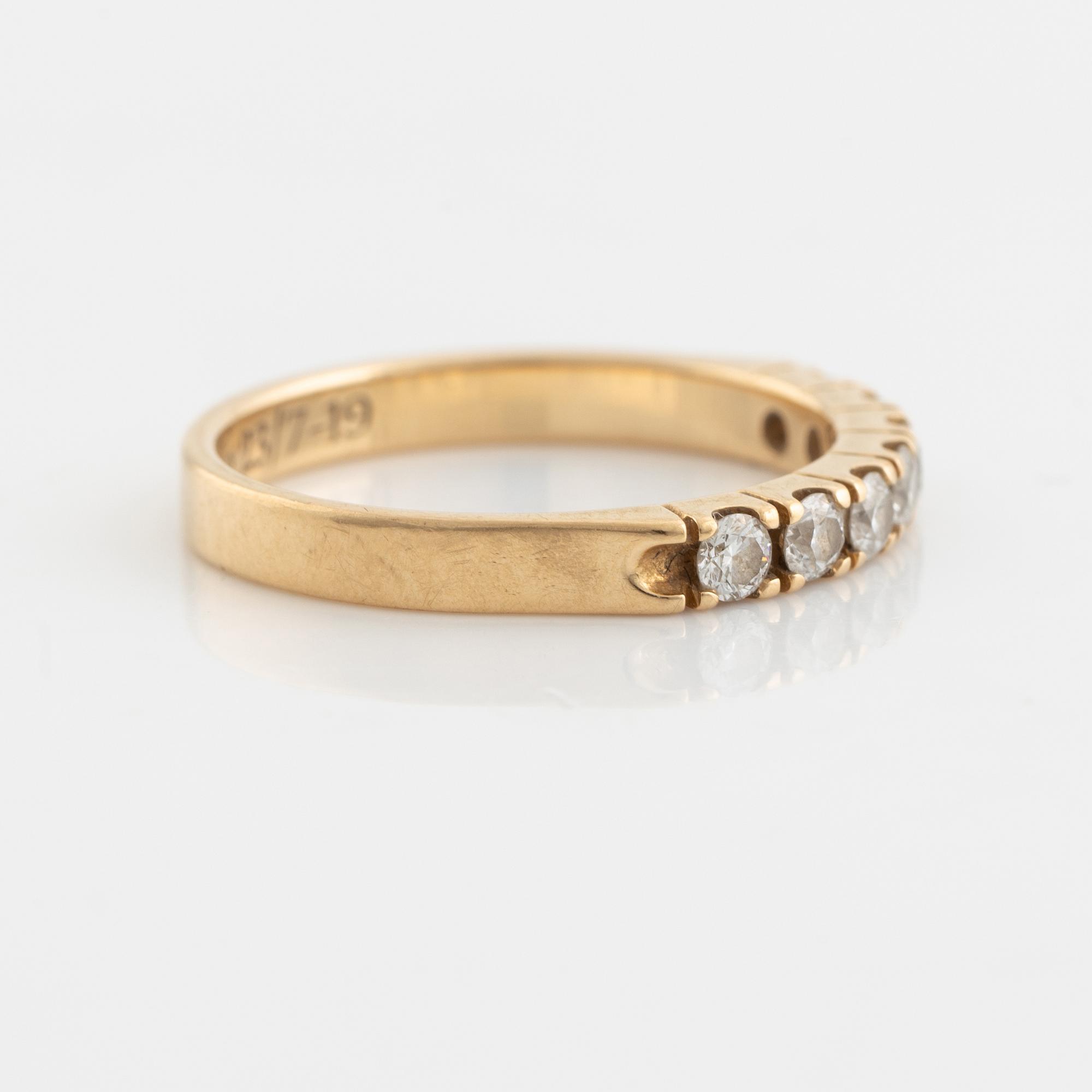 An 18K gold ring set with round briliiant-cut diamonds.