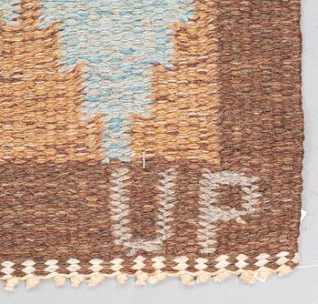 A swedish 1960's - 1970's flat woven carpet, signed UP, (Ulla Parkdahl), around 203 x 141 cm.