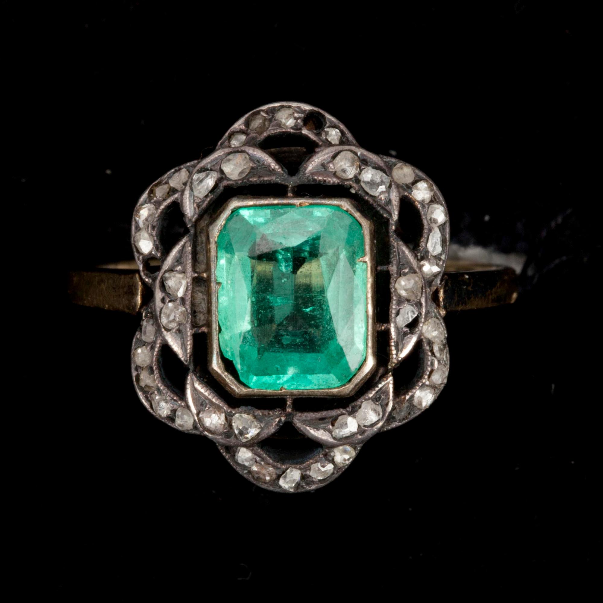 SMYCKEN, ett parti, samt KLOCKA, 8 delar, guld och silver. 1900-talets första hälft. Tot. vikt ca 22 g.