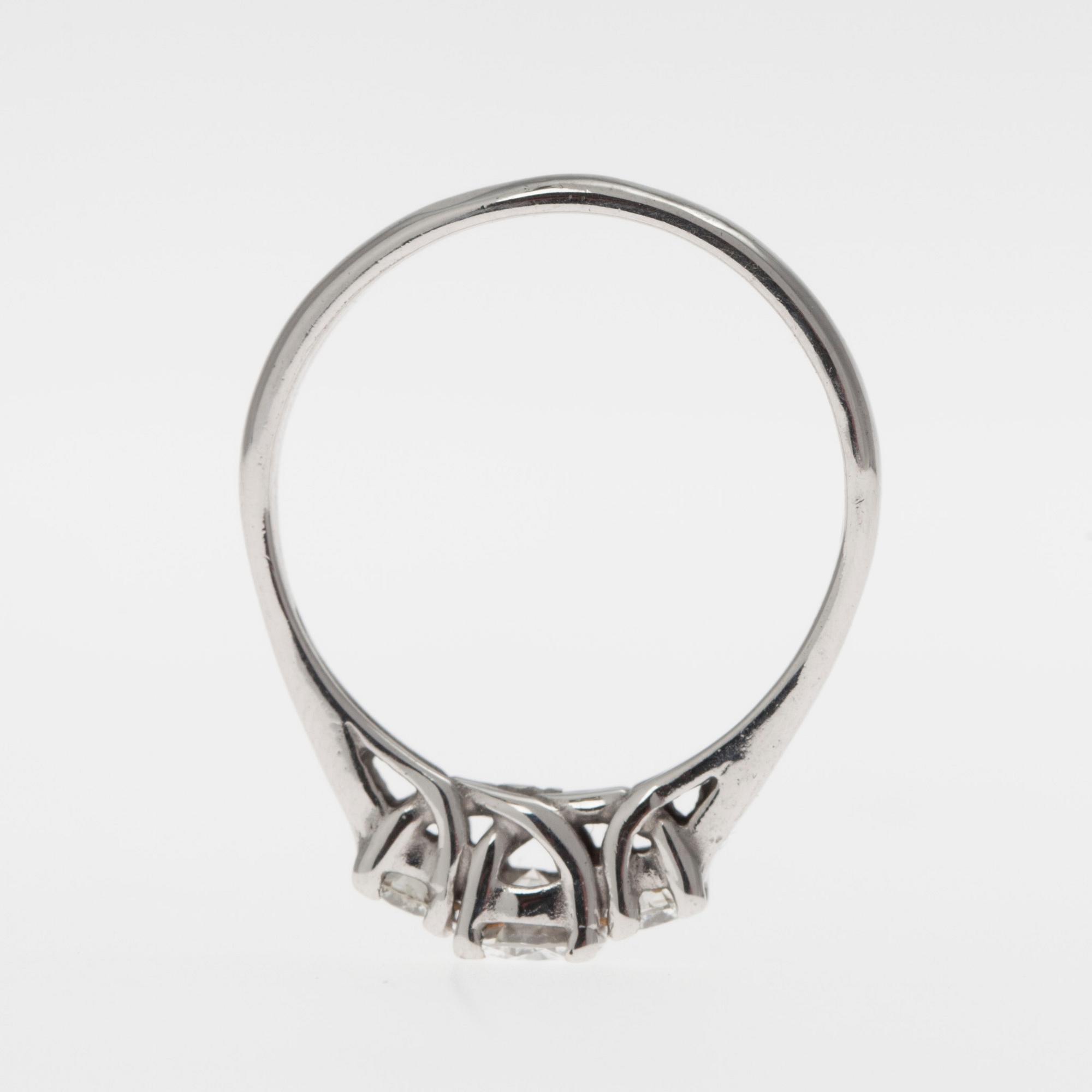 RING, vitguld 14K, 3 diamanter, 0,32ct + 2x0,11 ct, tillsammans 0,54 ct, totalvikt 3,2 g.