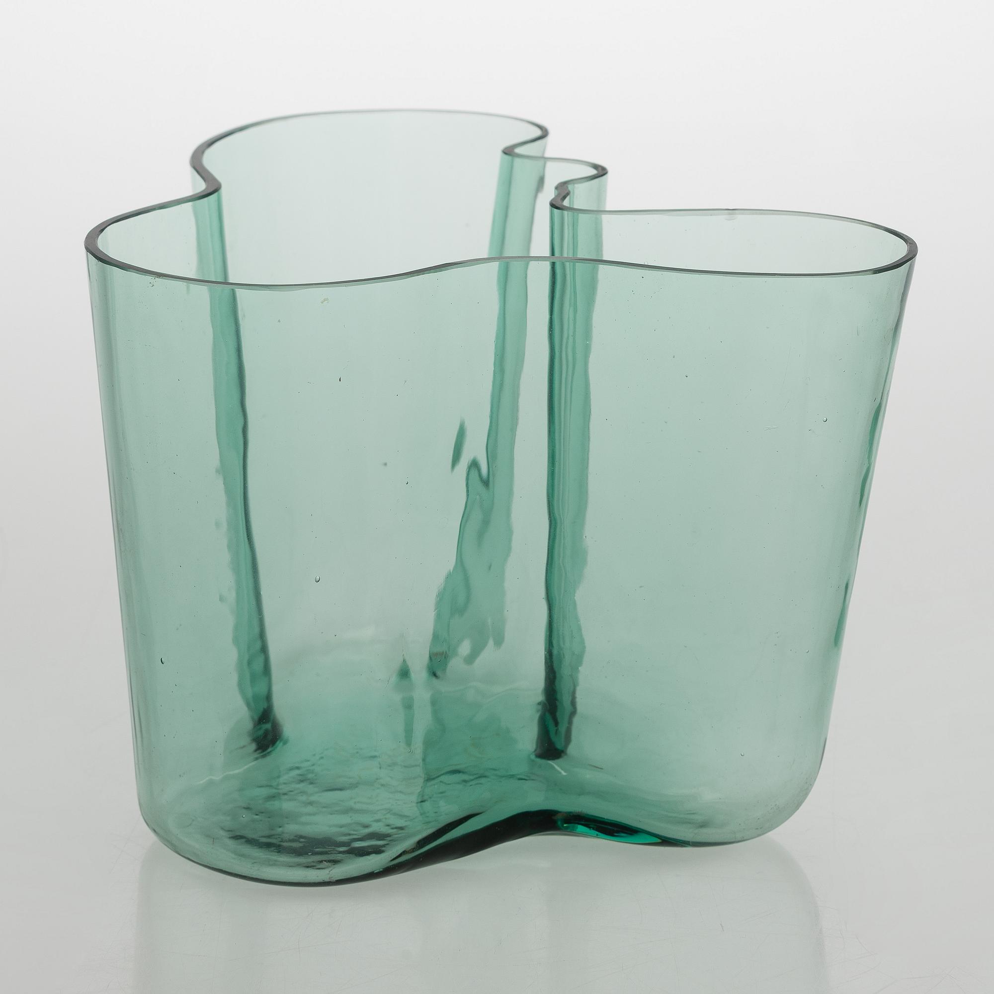 Alvar Aalto, A '9750' vase Karhula Glassworks in production 1937-1949.