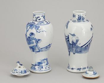 LOCKURNOR, 2 st olika, porslin, Kangxistil, Kina troligen sen Qing och omkring år 1900.