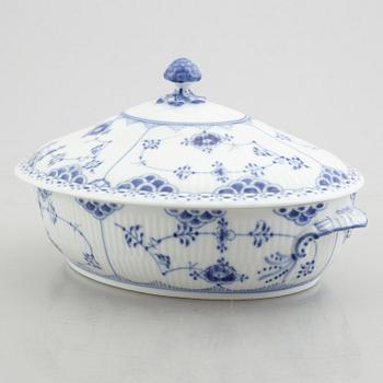 Two tureens, a creamer and two dishes, "Blue Fluted Half Lace"/"Musselmalet", Royal Copenhagen part 19th century.