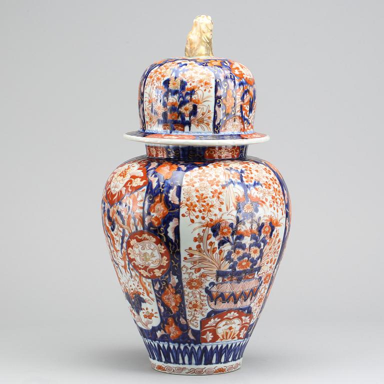 An app. 1900 porcelain japanese urn with lid.