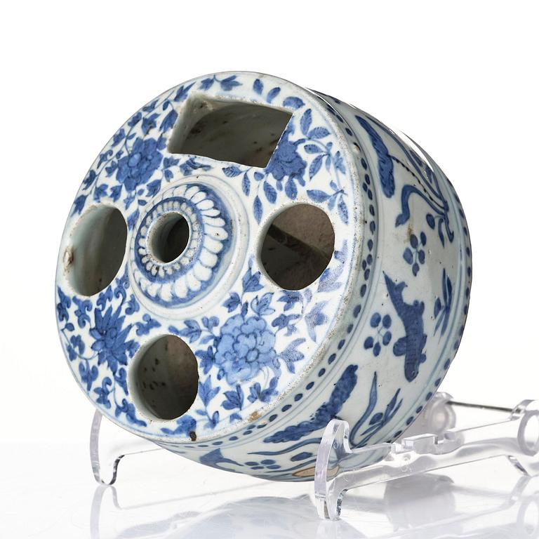 Pensel-/bläckställ, porslin. Mingdynastin, 1500/1600-tal.