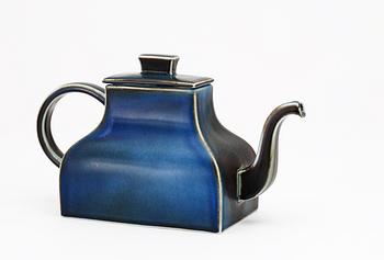 A Signe Persson-Melin stoneware teapot, Rörstrand.