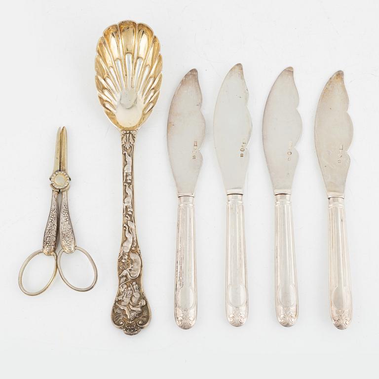 Four knives, a scissor and a spoon, including Anders Lunqvist, Stockholm 1833.