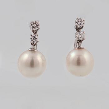 ÖRHÄNGEN, 18K vitguld med 4 briljantslipade diamanter ca 0.33 ct samt odlade pärlor, Sven Holmström Stockholm. Vikt 4,7g.