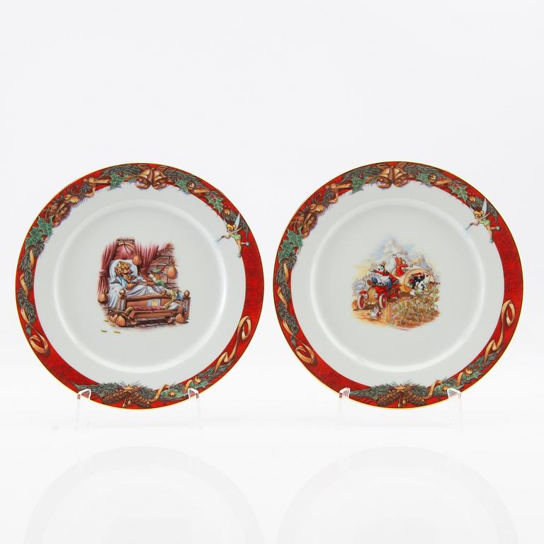 Stefan Lindahl service 46 pcs "Disney" for Fyrklövern late 20th century porcelain.