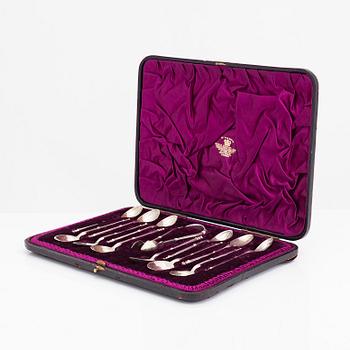 A set of 12 coffee spoons and sugar tongs in fitted case, silver import mark of Georg Edvard & Son, Glasgow 1900.