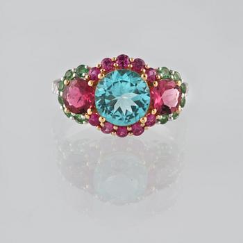 RING, 18K vitguld med bl a briljantslipade diamanter ca 0.10 ct samt rubiner ca 0.39 ct. Vikt 3,6 gram.