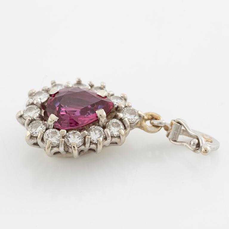 Hängsmycke, 18K vitguld med droppslipad rubin och briljantslipade diamanter.